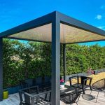 Pérgola bioclimática indep. Génova 4×3 m gris con lamas en blanco