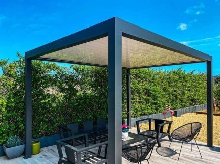 Pérgola bioclimática indep. Génova 4×3 m gris con lamas en blanco